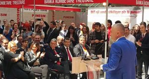 Ilir Meta jep leksione italishteje për punëkërkuesit në Panairin e Punës