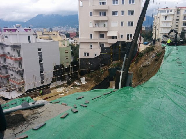 FOTO/ Gjendja e pallatit është problematike, rrezikon shembjen