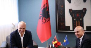 FOTO/Rama përsërit axhendën e Bashës në Prishtinë para vizitës në Uashington, shkrin akujt me Isa Mustafën