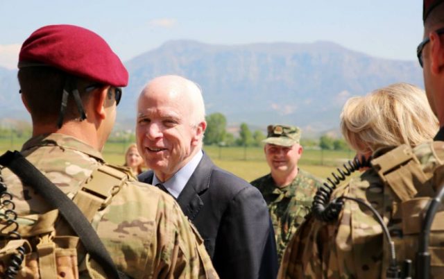 john_mc_cain_me_mimi_kodhelin_dhe_ushtare_44963.jpg