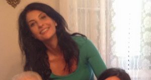 Ja si e uron Jozefina Topalli nënën dhe vajzën e saj për 8 Marsin