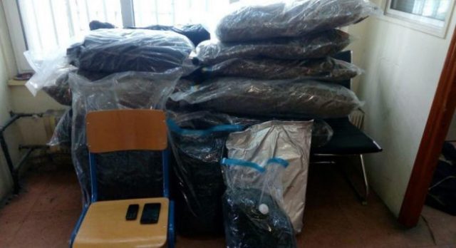 Greqi, kapet 26-vjeçari shqiptar me 13 thasë me drogë në makinë