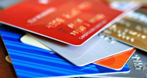 Tiranë, arrestohet 54-vjeçari, i sekuestrohen 37 karta bankare të klonuara