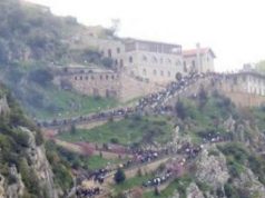 Zjarret kërcënojnë Kishën e Laçit, banorët përhapin alarm: Ku janë helikopterët dhe zjarrfikëset?