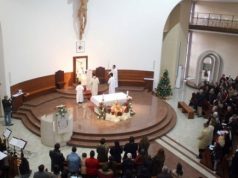 Besimtarët katolikë kremtojnë Pashkët, Ringjalljen e Krishtit