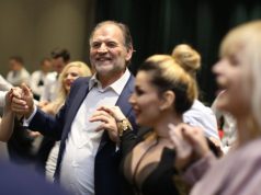 Zbulohen fotot, Koço Kokëdhima bën festë pas largimit nga PS