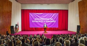 Koco Kokëdhima mbush sallën me socialistë për rinovimin e partisë