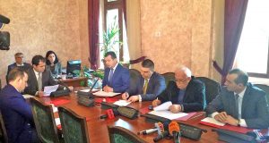 Bylykbashi – Ballës: Sharlatan! Deputetët e mazhorancës qëndrim solidar, braktisin mbledhjen e Komisionit të Dekriminalizimit