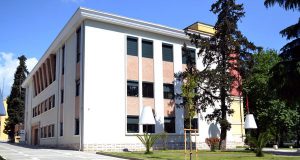 DEKRIMINALIZIMI/ Oficerët gjyqësorë “pushtojnë” KQZ, sekuestrojnë dokumentet