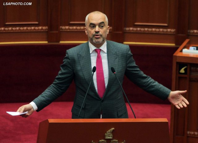 kryeministri_edi_rama_duke_folur_gjate_nje_seance_parlamentare6_34369.jpg