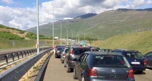 Kosovarët bllokohen në kufirin me Shqipërinë, ironizojnë: Ka ndonjë mbledhje te përbashkët te dy qeverive sa për të marrë poza…?