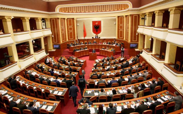 kuvendi_te_gjithe_deputetet_ne_salle_17381.jpg