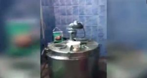 VIDEO & EMRA/ Tiranë “Kimisti” prangos babë e bir, falsifikonin ambalazhe ushqimesh në bodrum