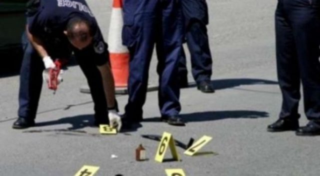 Tiranë, makina përplas gruan me dy fëmijë