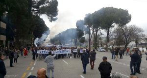 VIDEO/ Protesta e opozitës në ditën e 12, Lezha i bashkohet çadrës