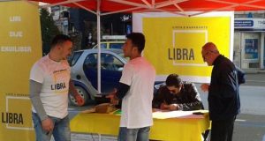 Blushi ngre tendat në Vlorë dhe Tiranë