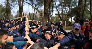 Protesta te liqeni, një person humb ndjenjat, shoqërohen në polici disa të tjerë