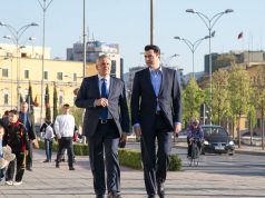 FOTO GALERI/ Dr. Halim Kosova, një kafe dhe një shëtitje me bashkëqytetarët, para prezantimit si kandidat