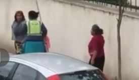 VIDEO/ Berat, pastrueset e bashkisë zihen me fshesa në rrugë