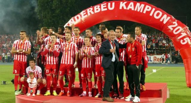 lojtaret_e_ekipit_te_skenderbeut_duke_festuar_marrjen_e_kupes_se_kampionatit_655x356_29417.jpg