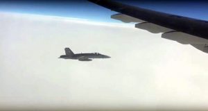 VIDEO/ Luftarakët zviceranë rrethojnë avionin qeveritar rus, panik në radhët e gazetarëve