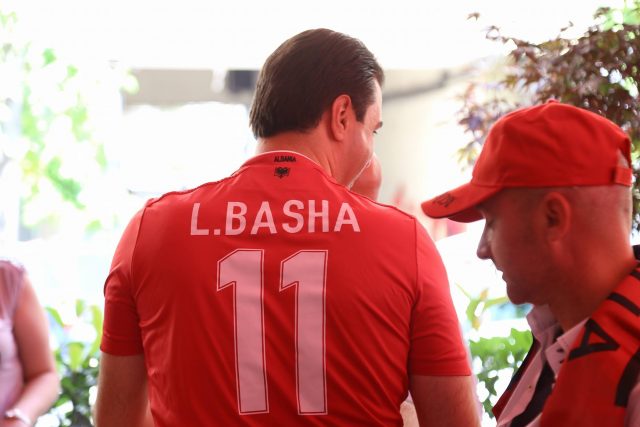 lulzim_basha_me_fanele_sportive_komb_27888.jpg