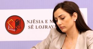 Drejtorja e Lojërave të fatit prezantohet si pastruesja, Fatmir Xhafaj kërkon daljen e saj nga mbledhja e Komisionit të Ligjeve