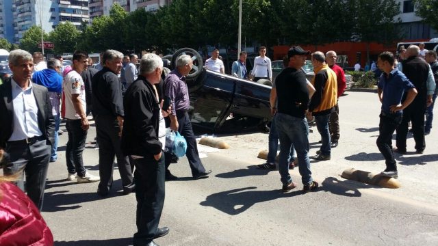 FOTO/ Film aksion në Laprakë, makina rrotullohet në ajër dhe përmbyset