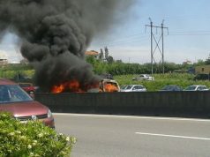 VIDEO/ Maminas, makina shpërthen në flakë në mes të rrugës