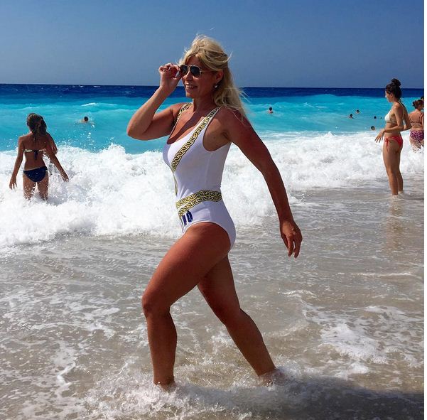 FOTO/ Manjolla Nallbani nuk di të plaket, në super formë edhe pse 50 vjeç