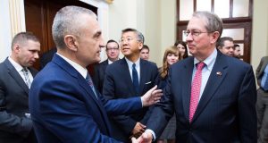 Për pak minuta, delegatët amerikanë takojnë Bashën