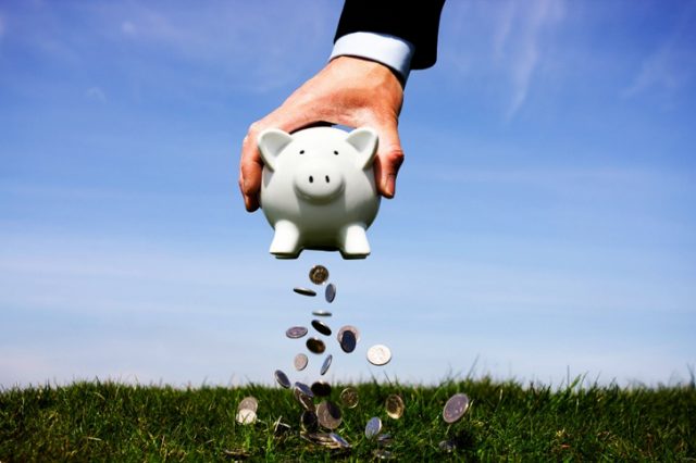 money_out_of_piggy_bank_29239.jpg