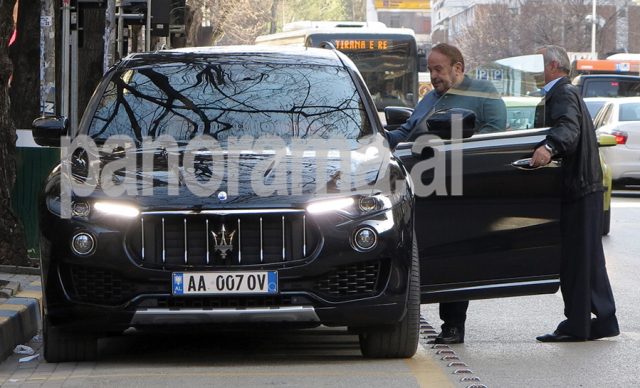 Fatos Nano shfaqet me dy makina superluksoze por nuk ndryshon targën