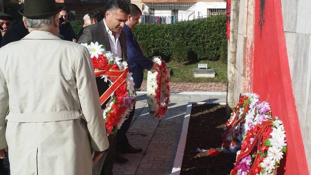 Prefekti i Lezhës tallet me Eduard Ndocajn, i jep kurorën e LSI-së