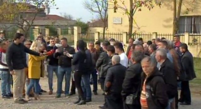 Banorët e Ndroqit në protestë për rrugën e shkatërruar