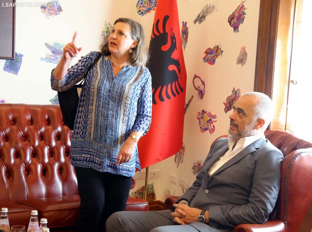 NIKOLL LESI/Po vjen me vrap plani D