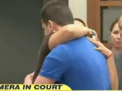 Nëna përqafon vrasësin e vajzës së saj… Arsyeja ti japë të riut një mundësi të dytë