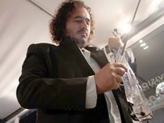 Violinisti Olen Cesari performon sot me bandën e tij multietnike, te Pallati i Kongreseve