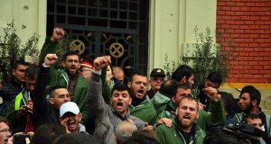 Banorët e Zharrëzës “ju vënë drurin” aktivistëve të Organizatës Politike nga protesta