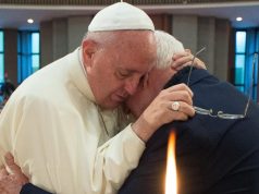 Kardinali Ernest Troshani hyn në Parlament