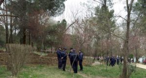 “Adopto një çadër”, protestë te Parku i Liqenit kundër këndit të lojërave