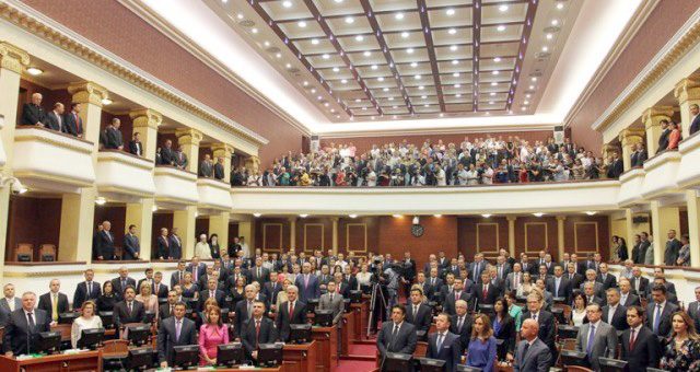 parlamenti_i_ri_deputetet_ne_kembe_shtator_2013_640x340_1957.jpg