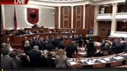 Tensionohet parlamenti, Ballës ia këputin mikrofonin