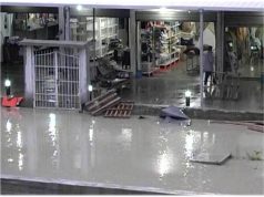 Gjanica del nga shtrati, përmbyten banesa e biznese në dy lagje të Fierit