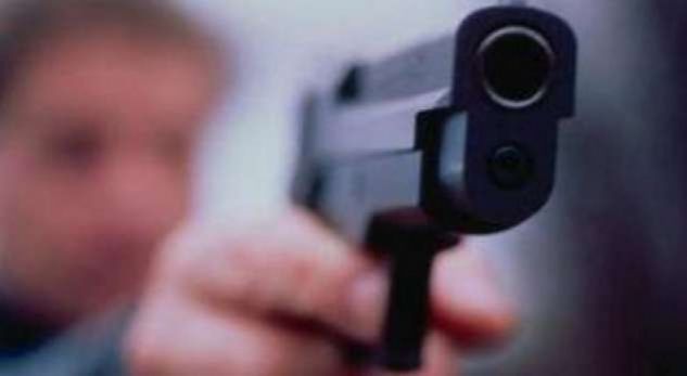 Lezhë, atentat drejt një makine në ecje, në kërkim 22-vjeçari