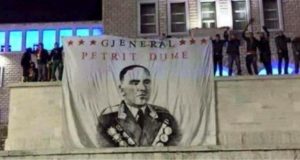 Portreti i Petrit Dumes valëvitet në Tiranë nga tifozat e Partizanit