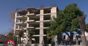 Çudia në Vlorë, mëson nga media për kërcënimin e Edi Ramës se do t’i prishet pallati