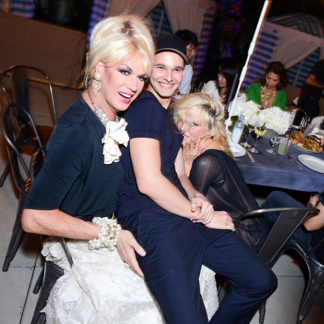 FOTO/ Pamela “abuzon” me 20 vjecarin, i kafshon penisin