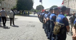 PROTESTA/ Policia shoqëroi 60 persona