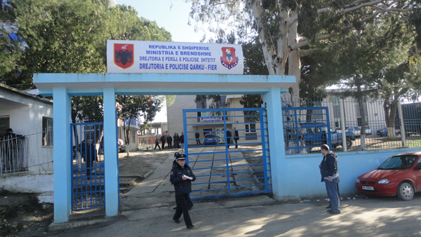 policia_e_fierit_27980.jpg